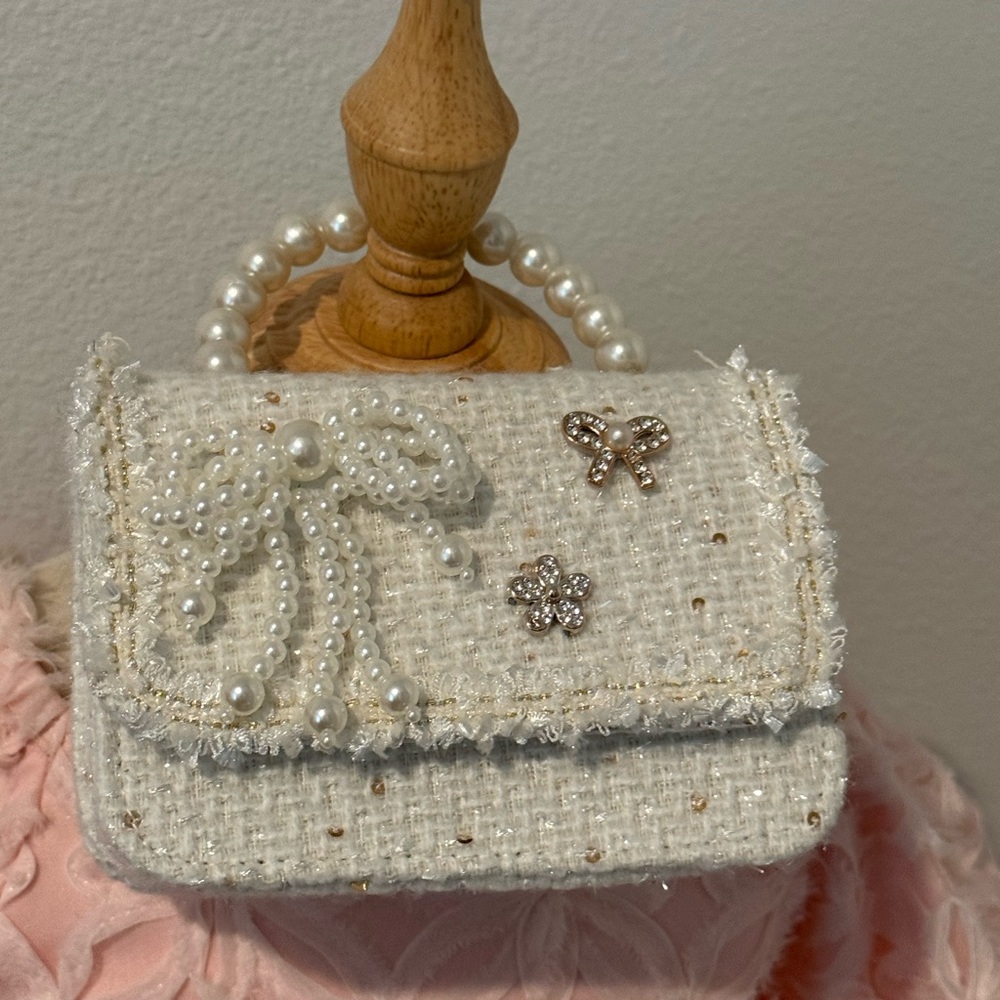Elegant Pearl-Embellished Cream Handbag with Crossbody Strap - Picture 2 of 3